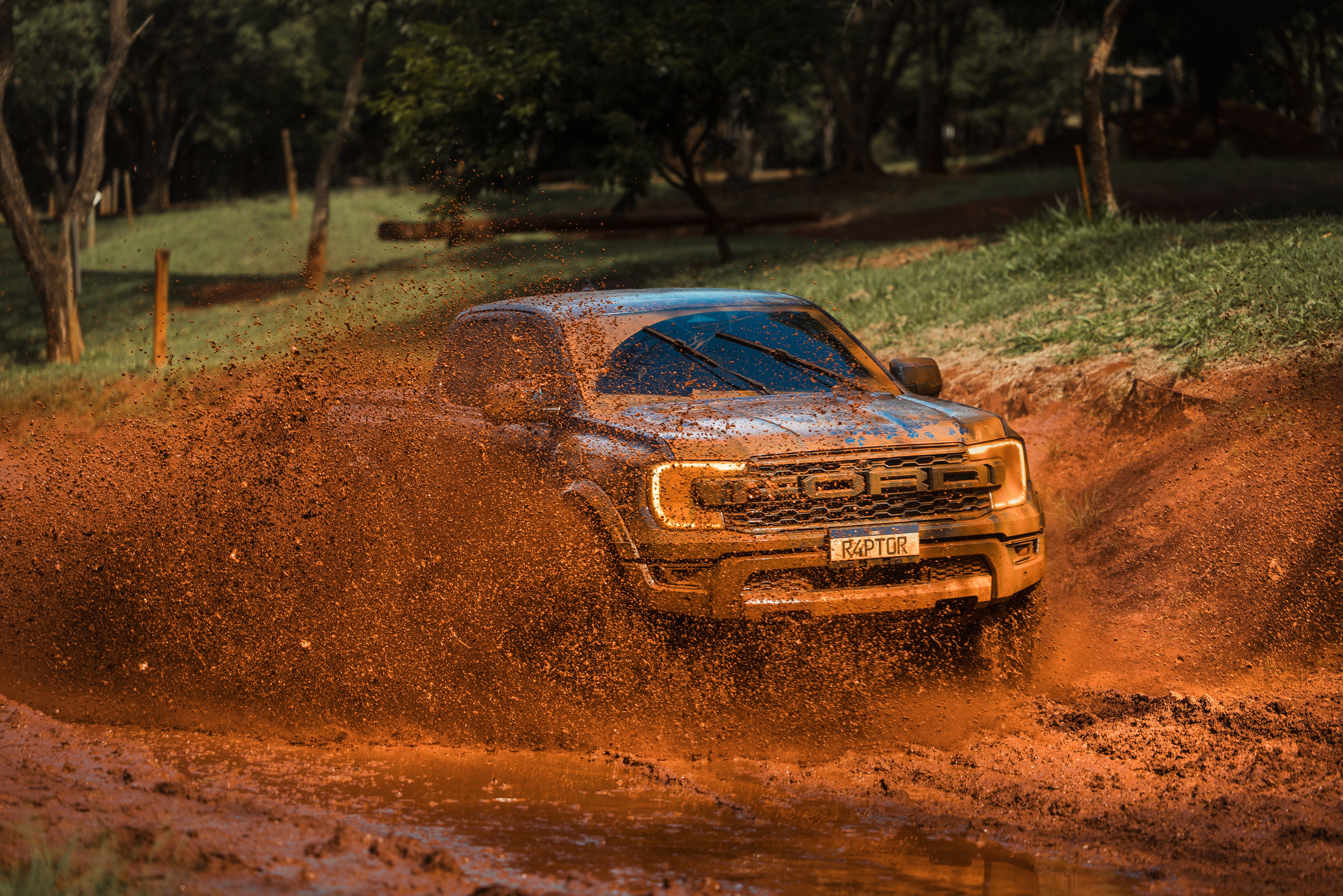 Ford Ranger Raptor azul na pista off-road repleta de lama